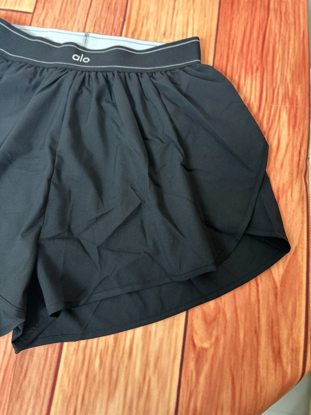 Women's Alo Yoga Shorts / Casual Athletic Pants - Size M - Picture 2 of 5